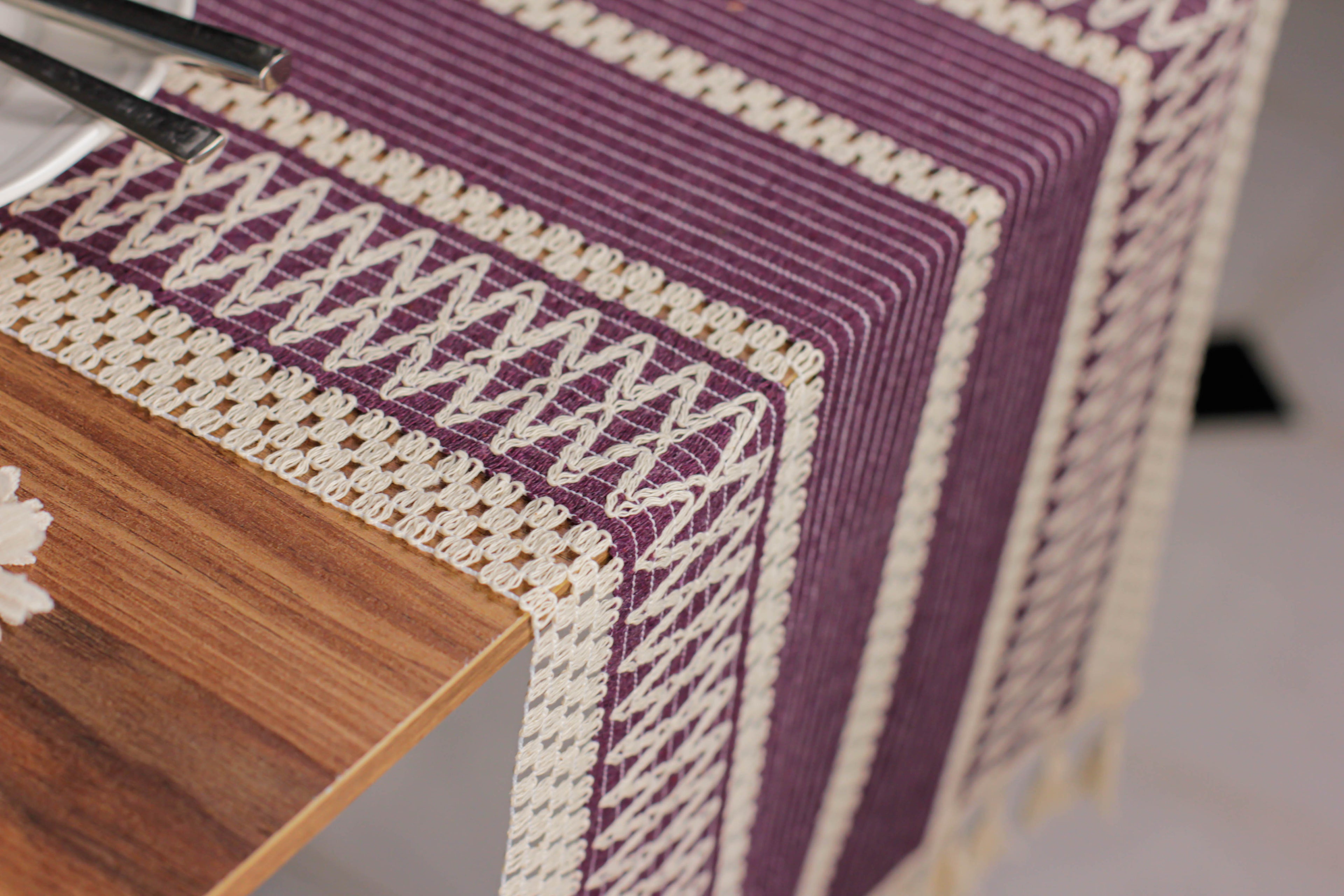 Chemin de table Mauve tricoté en coton mesure 35×145 cm