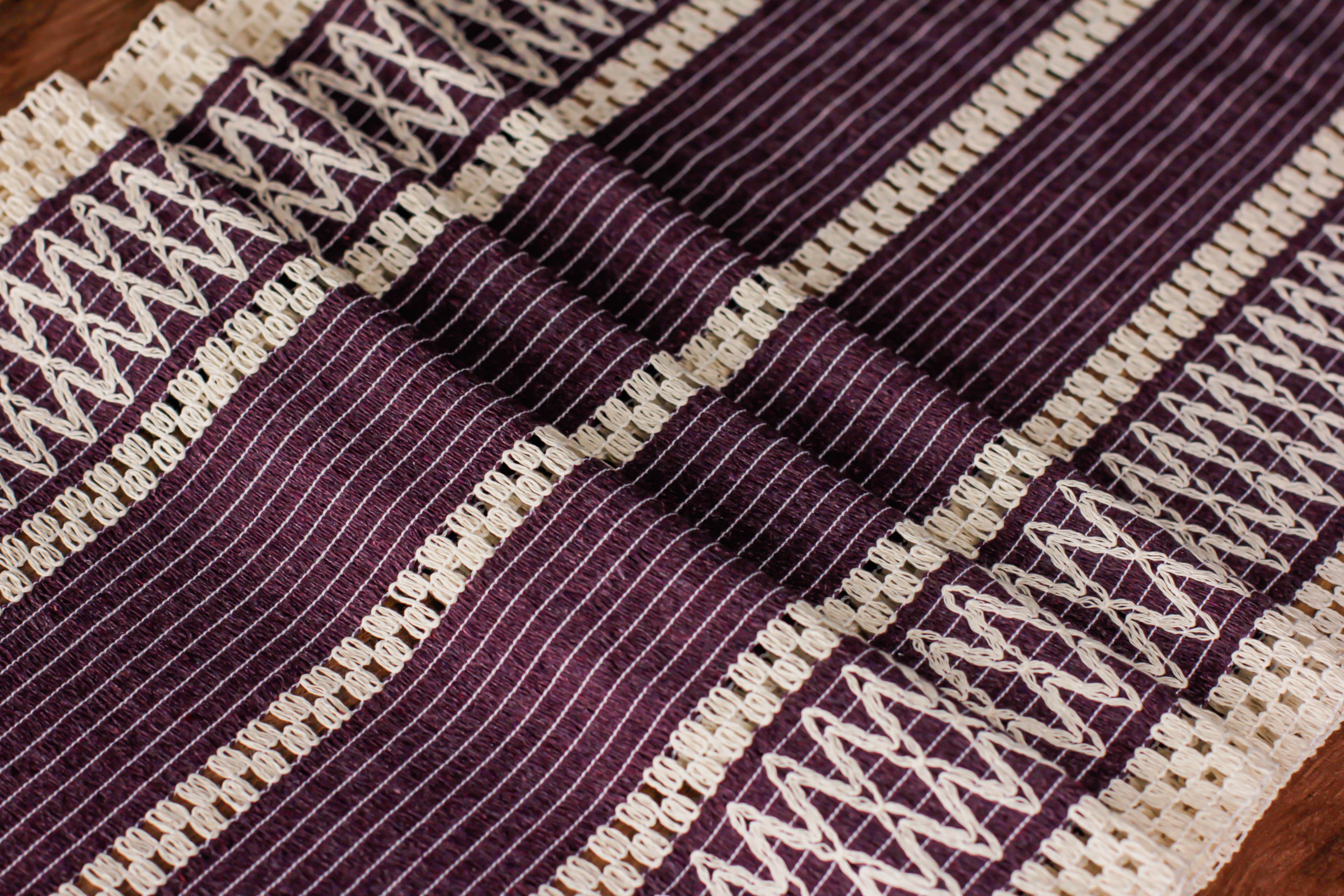 Chemin de table Mauve tricoté en coton mesure 35×145 cm