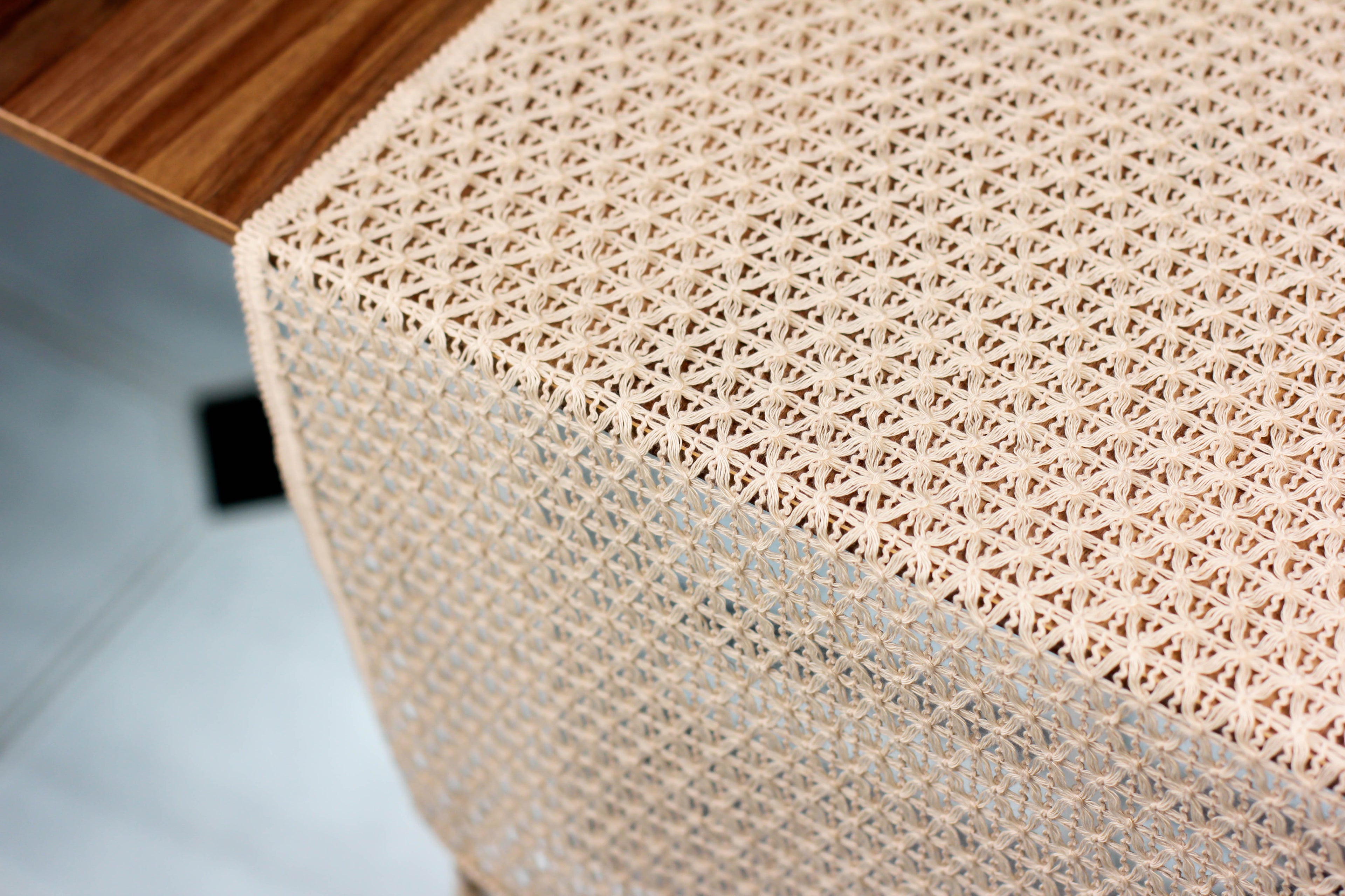 Chemin de table Liana Blanc cassé tricoté en coton mesure 35×145 cm