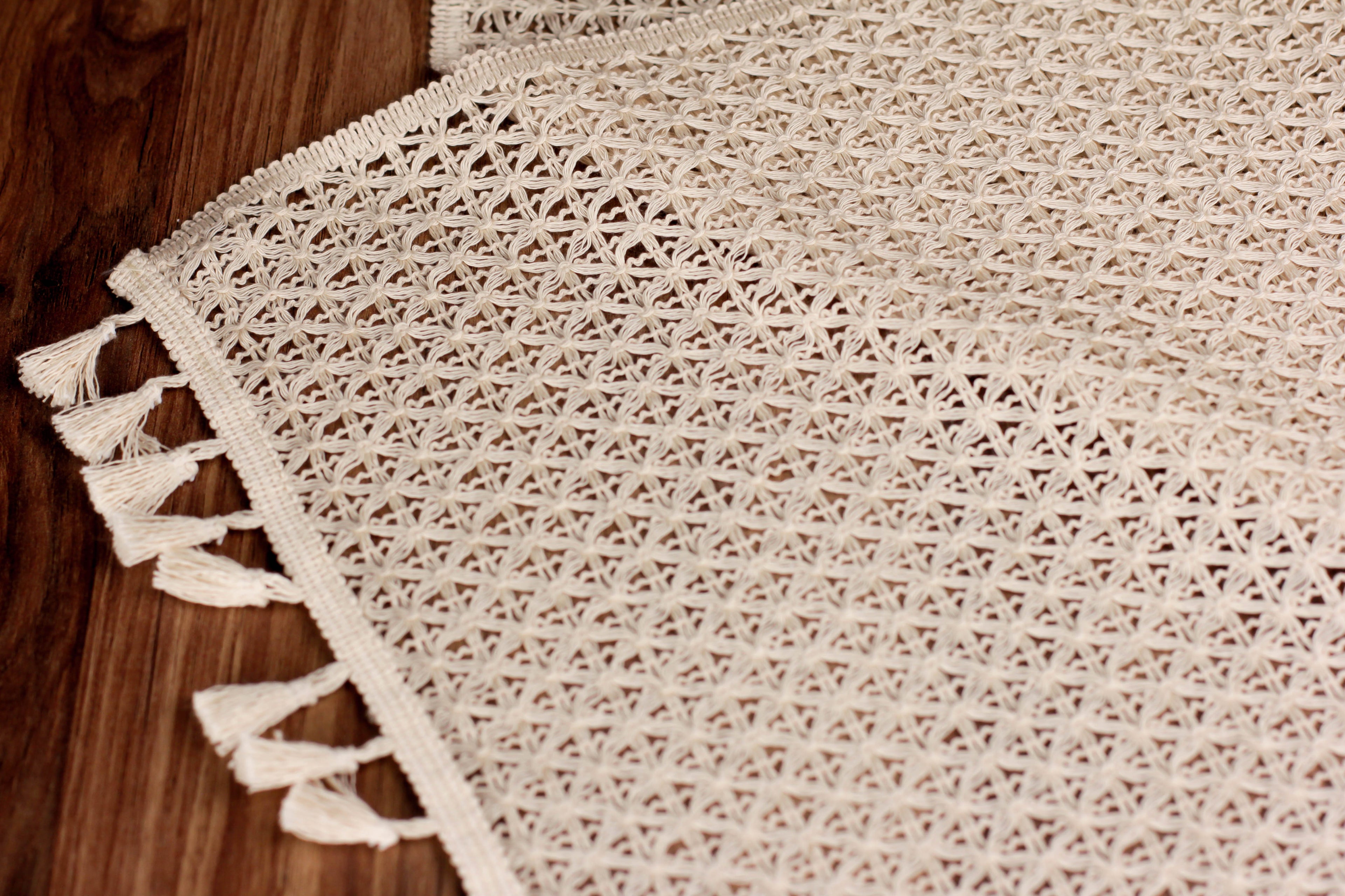 Chemin de table Liana Blanc cassé tricoté en coton mesure 35×145 cm