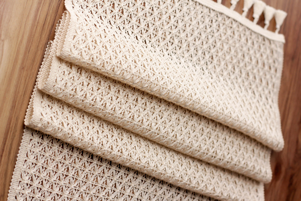 Chemin de table Liana Blanc cassé tricoté en coton mesure 35×145 cm