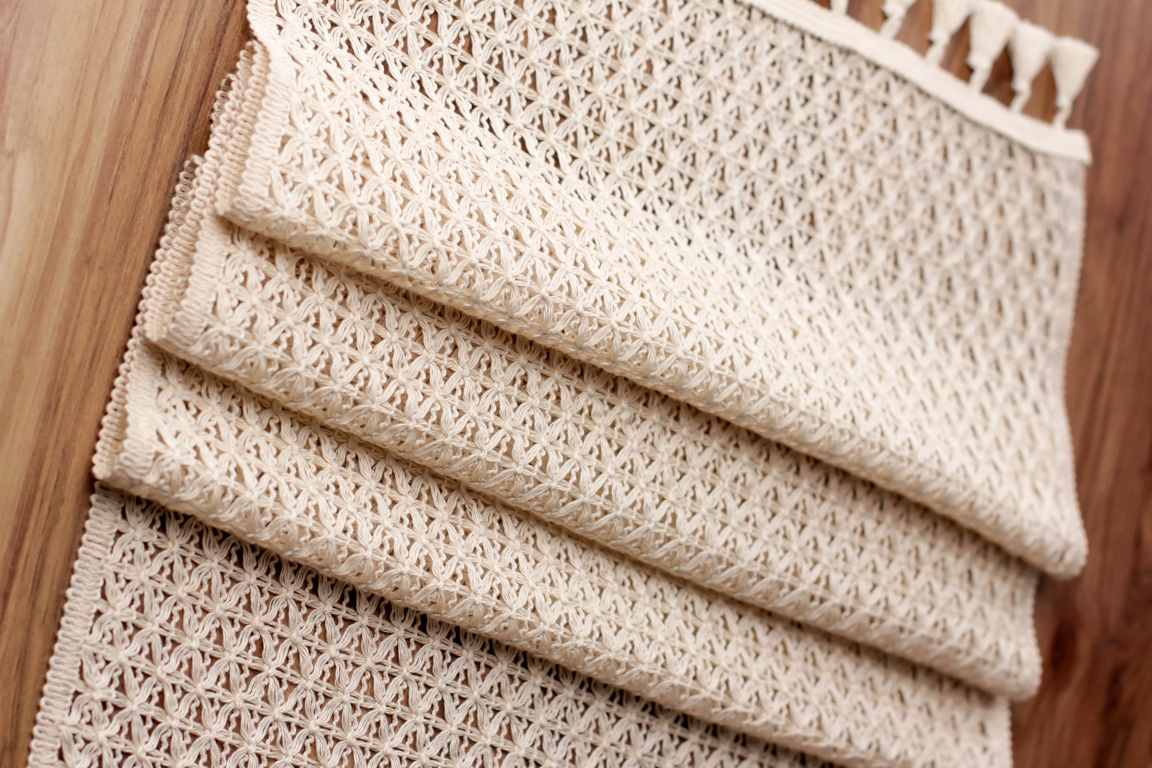 Chemin de table Liana Blanc cassé tricoté en coton mesure 35×145 cm