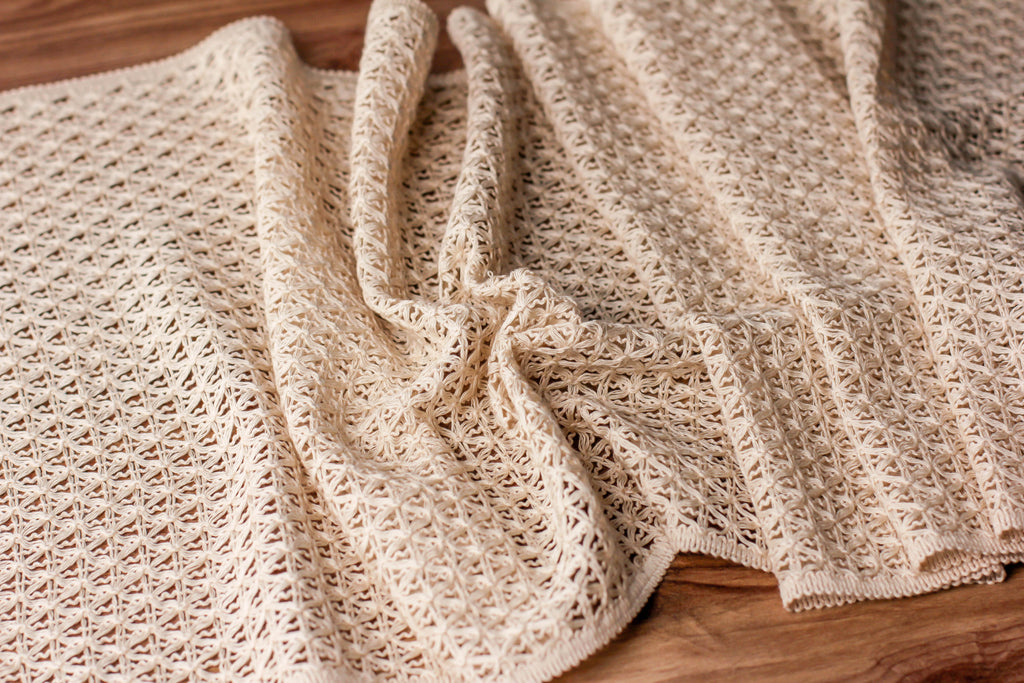 Chemin de table Liana Blanc cassé tricoté en coton mesure 35×145 cm