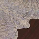 Ensemble de 7 pièces Venezia Beige, 6 sous plats 40x40cm + 1 chemin de table 110x40cm