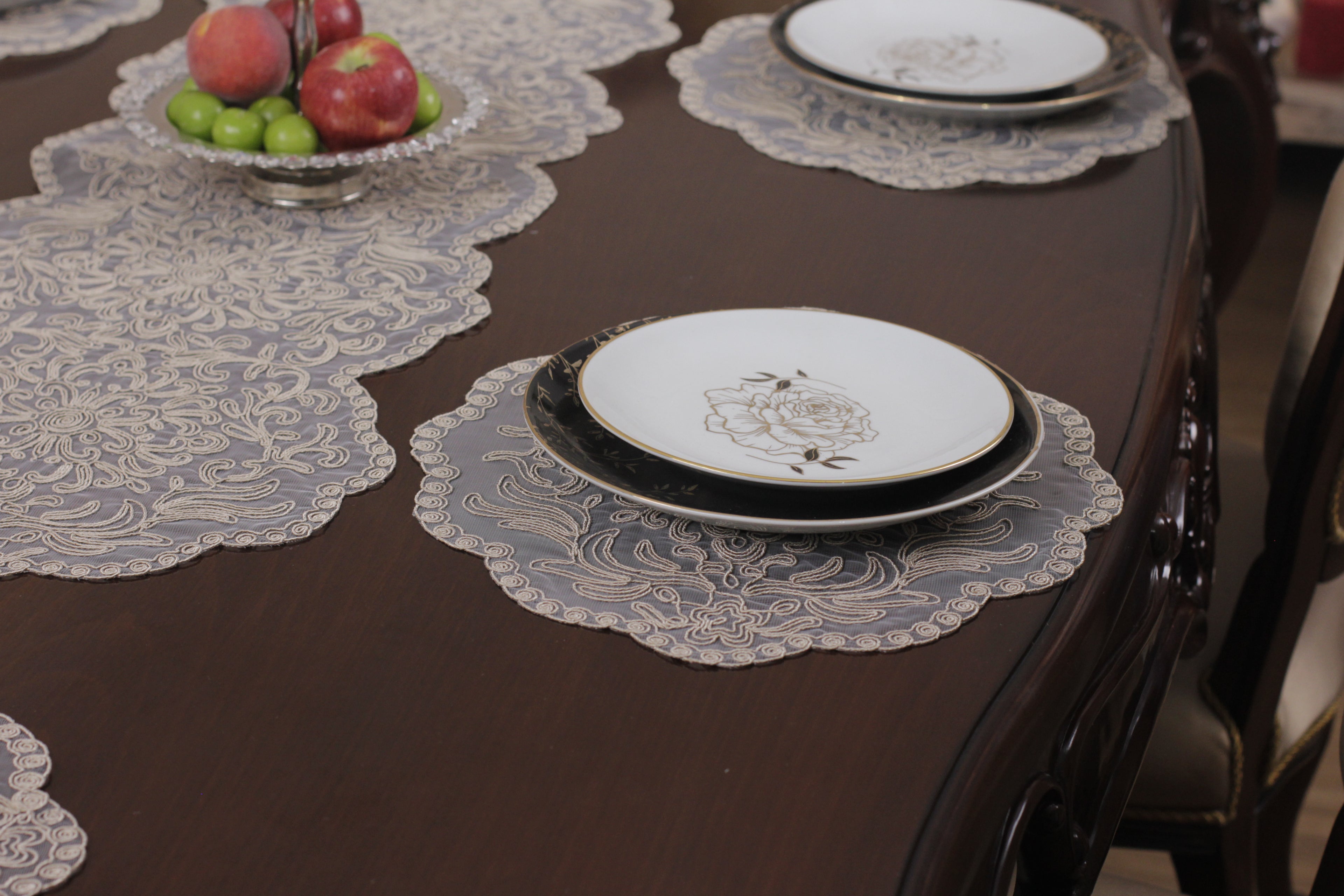 Ensemble de 7 pièces Valeria à Brodé Beige, 6 sous plats 40x40cm + chemin de table 110x40cm