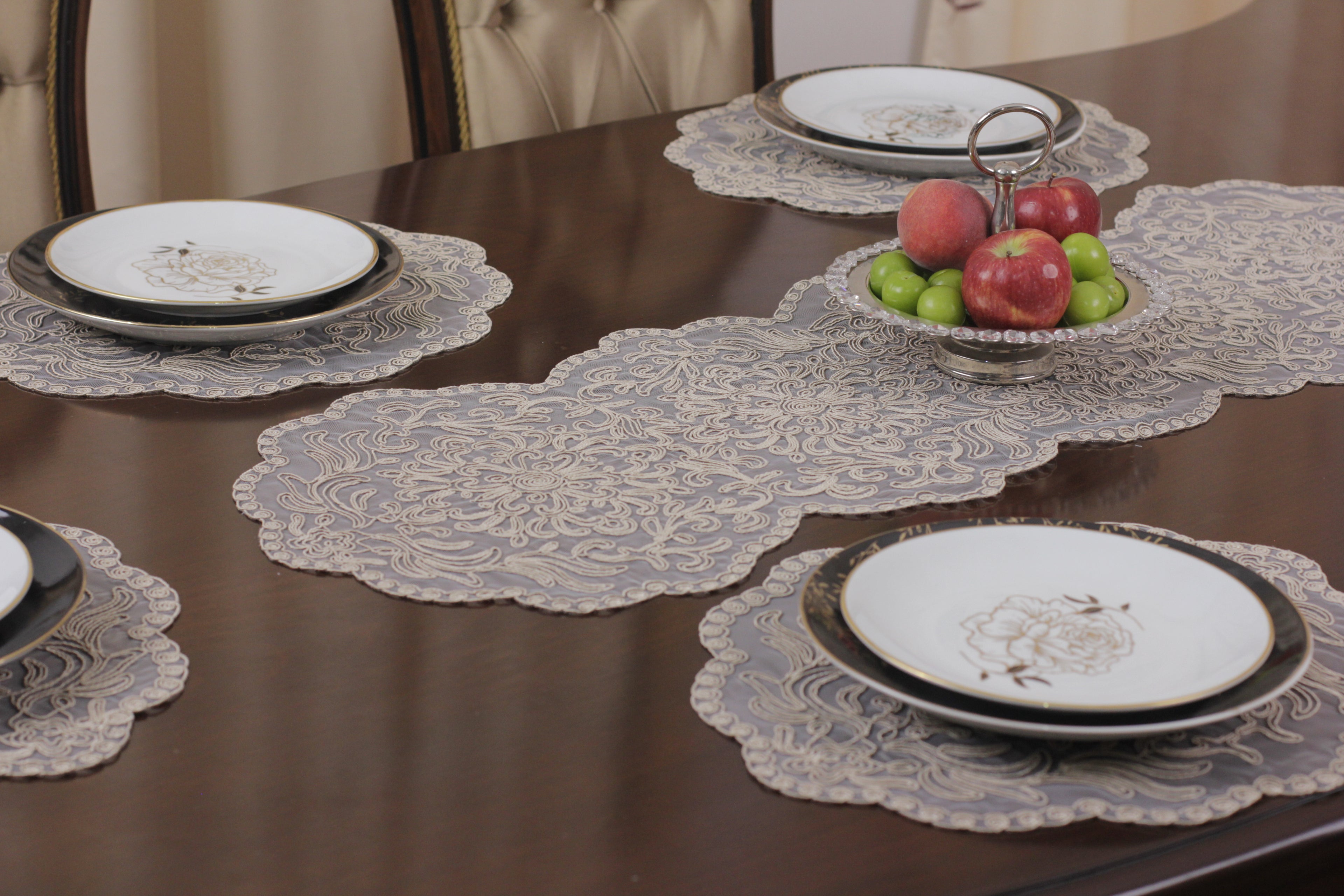 Ensemble de 7 pièces Valeria à Brodé Beige, 6 sous plats 40x40cm + chemin de table 110x40cm