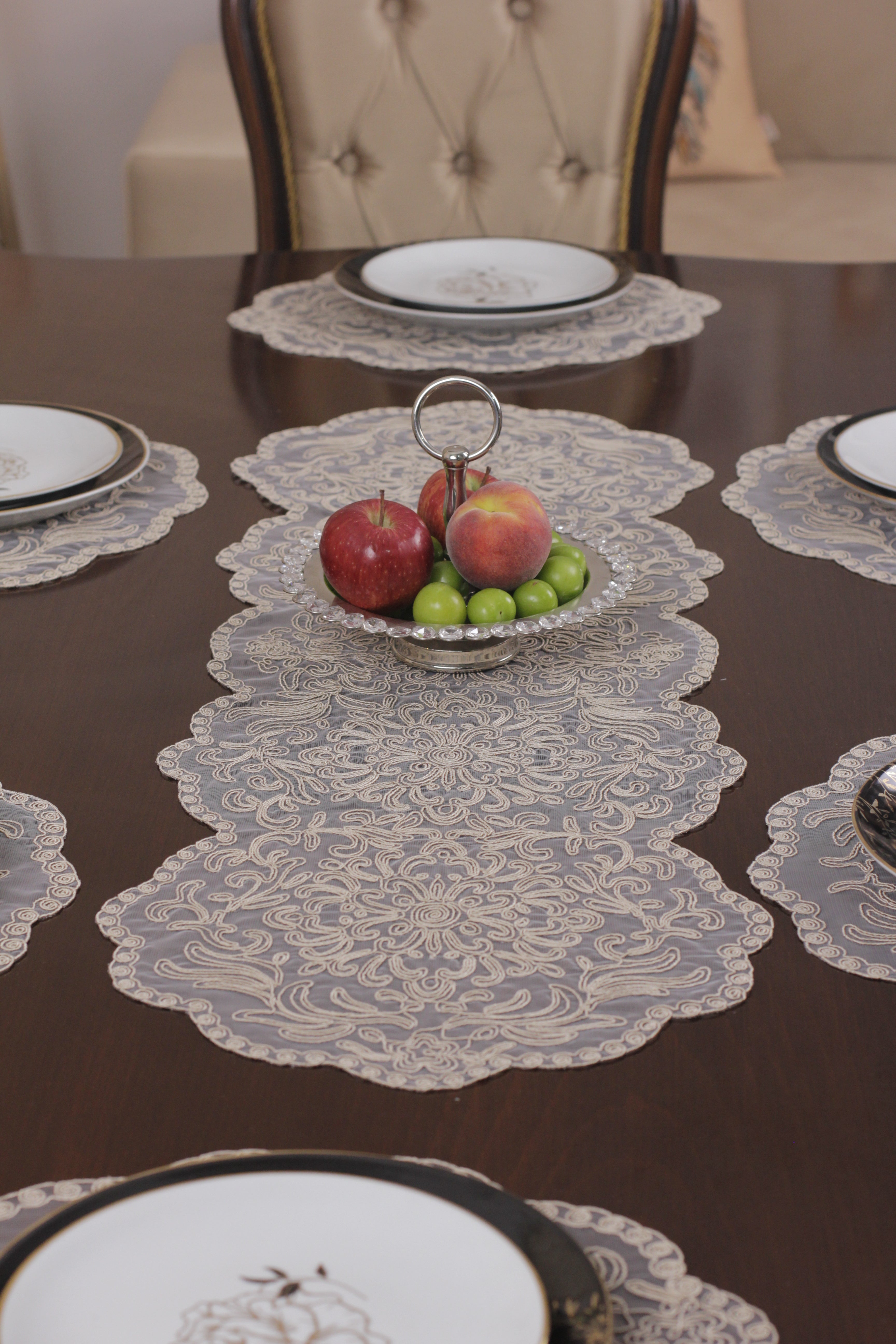 Ensemble de 7 pièces Valeria à Brodé Beige, 6 sous plats 40x40cm + chemin de table 110x40cm