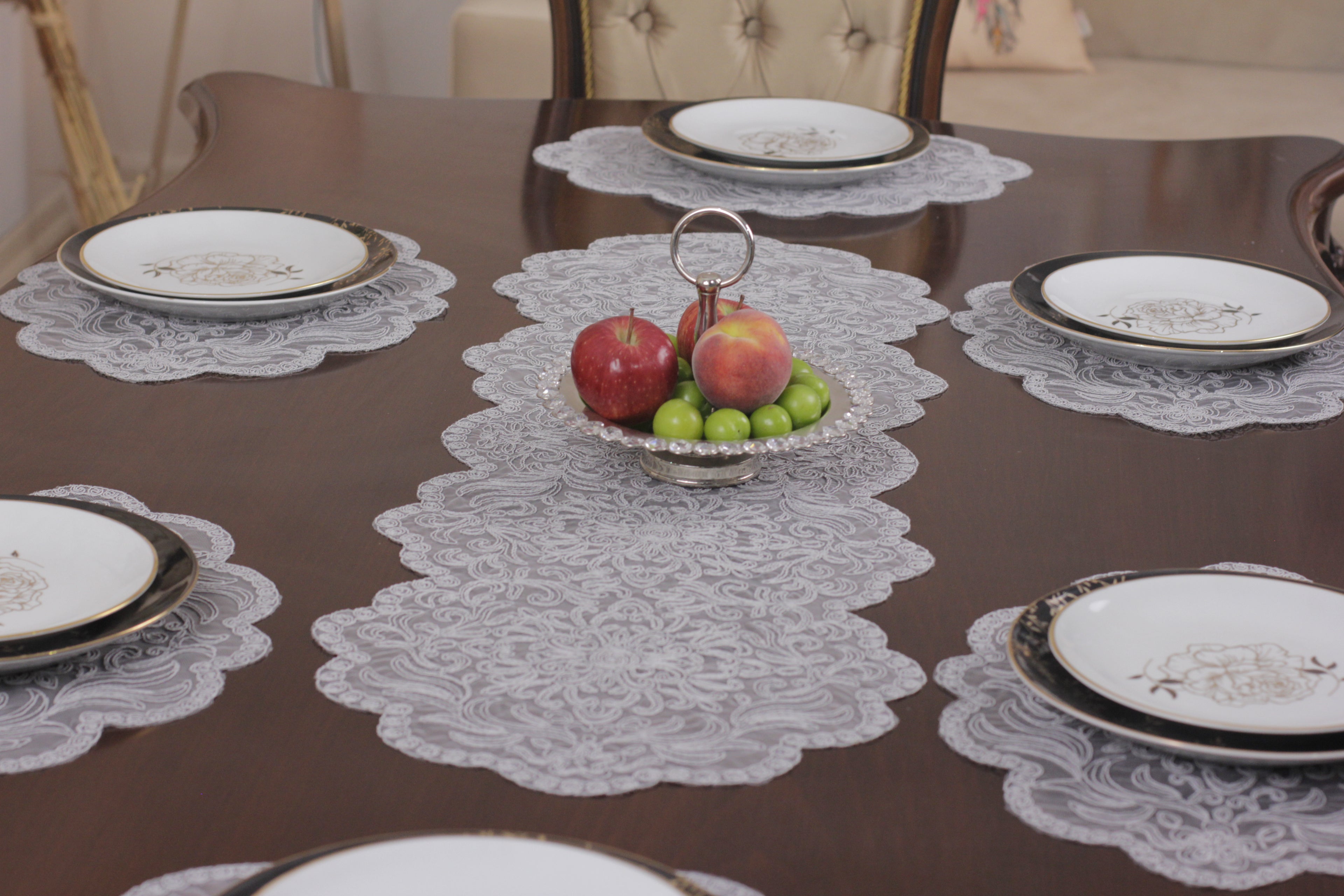 Ensemble de 7 pièces Valeria à Brodé Gris, 6 sous plats 40x40cm + chemin de table 110x40cm