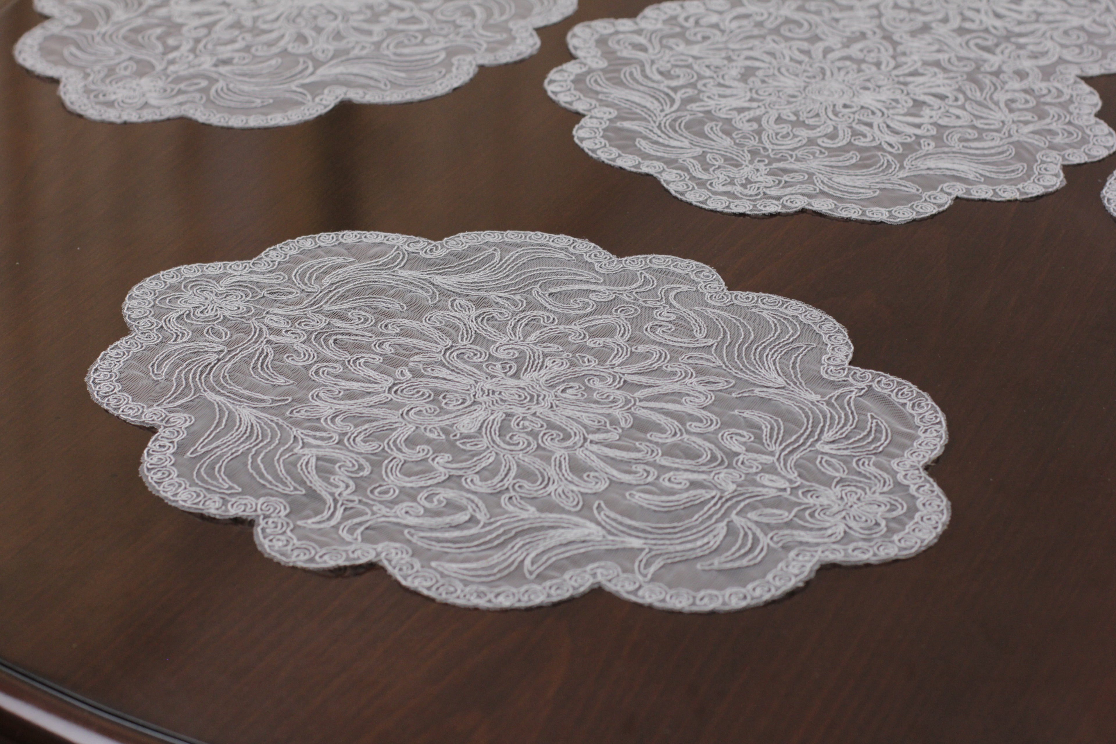 Ensemble de 7 pièces Valeria à Brodé Gris, 6 sous plats 40x40cm + chemin de table 110x40cm