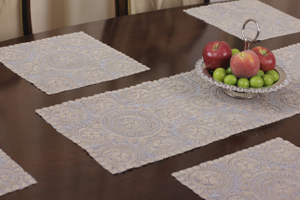 Ensemble de 7 pièces Victoria à brodé beige, 6 sous plats 32x32cm + chemin de table 96x32cm