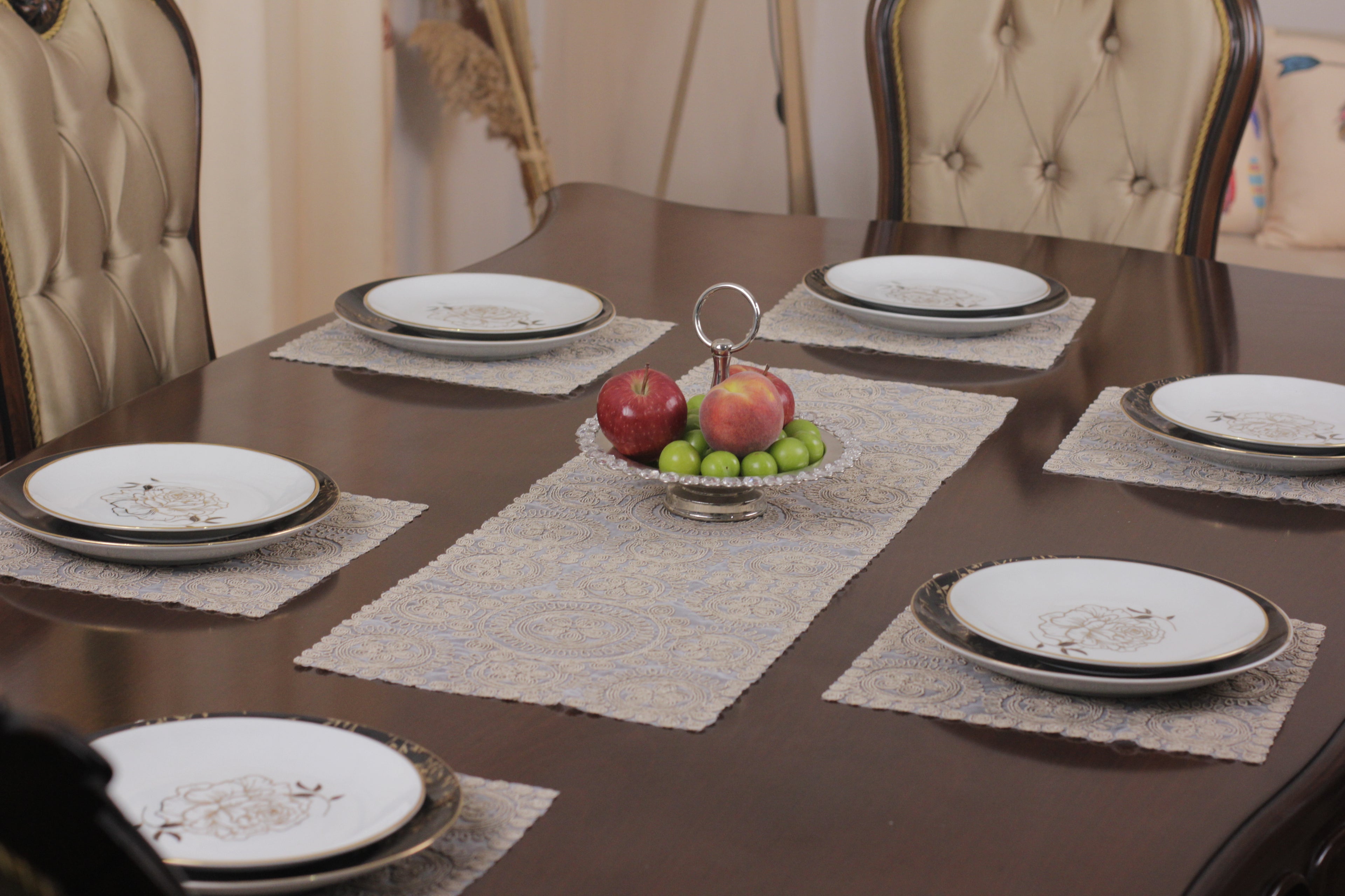 Ensemble de 7 pièces Victoria à brodé beige, 6 sous plats 32x32cm + chemin de table 96x32cm