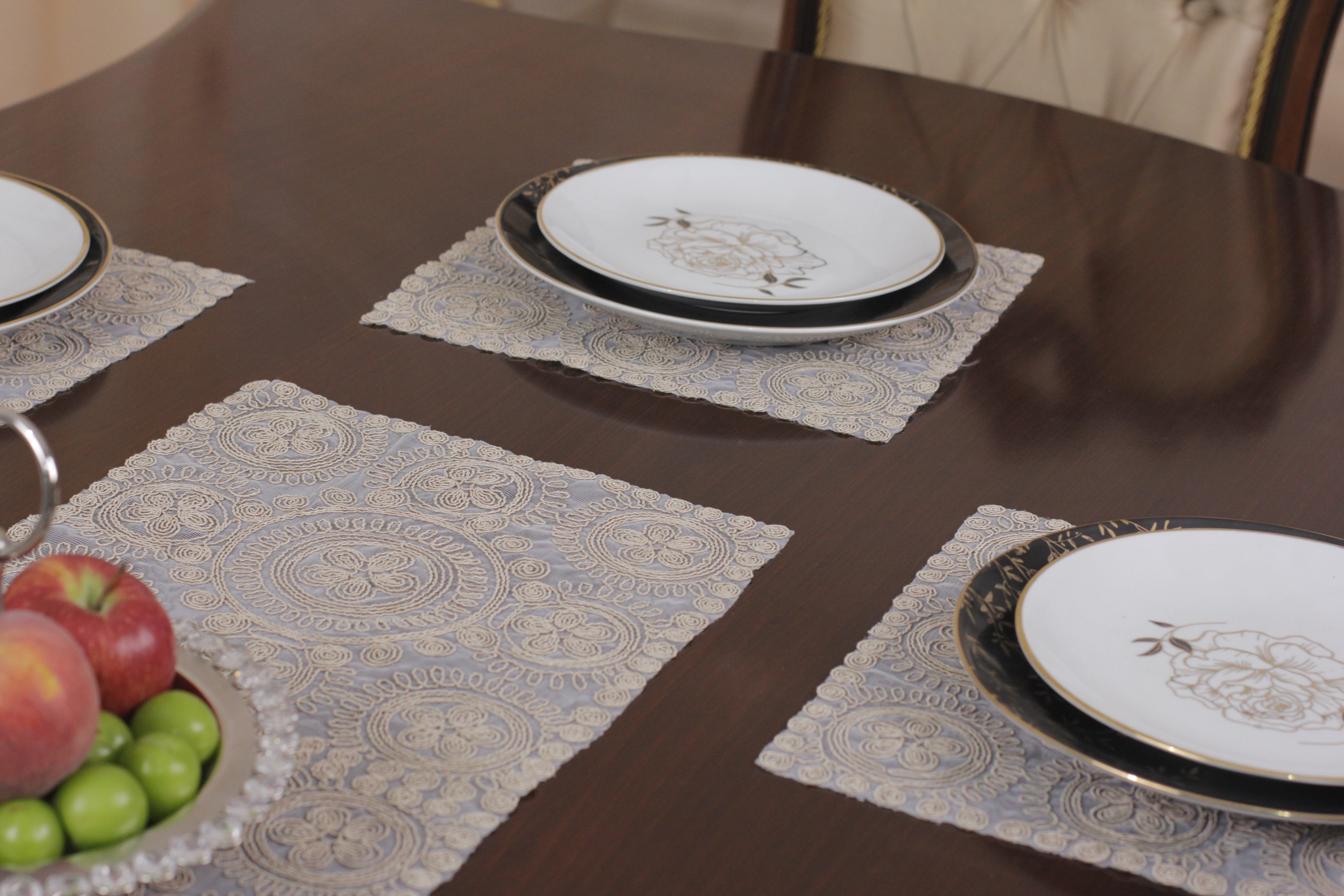 Ensemble de 7 pièces Victoria à brodé beige, 6 sous plats 32x32cm + chemin de table 96x32cm