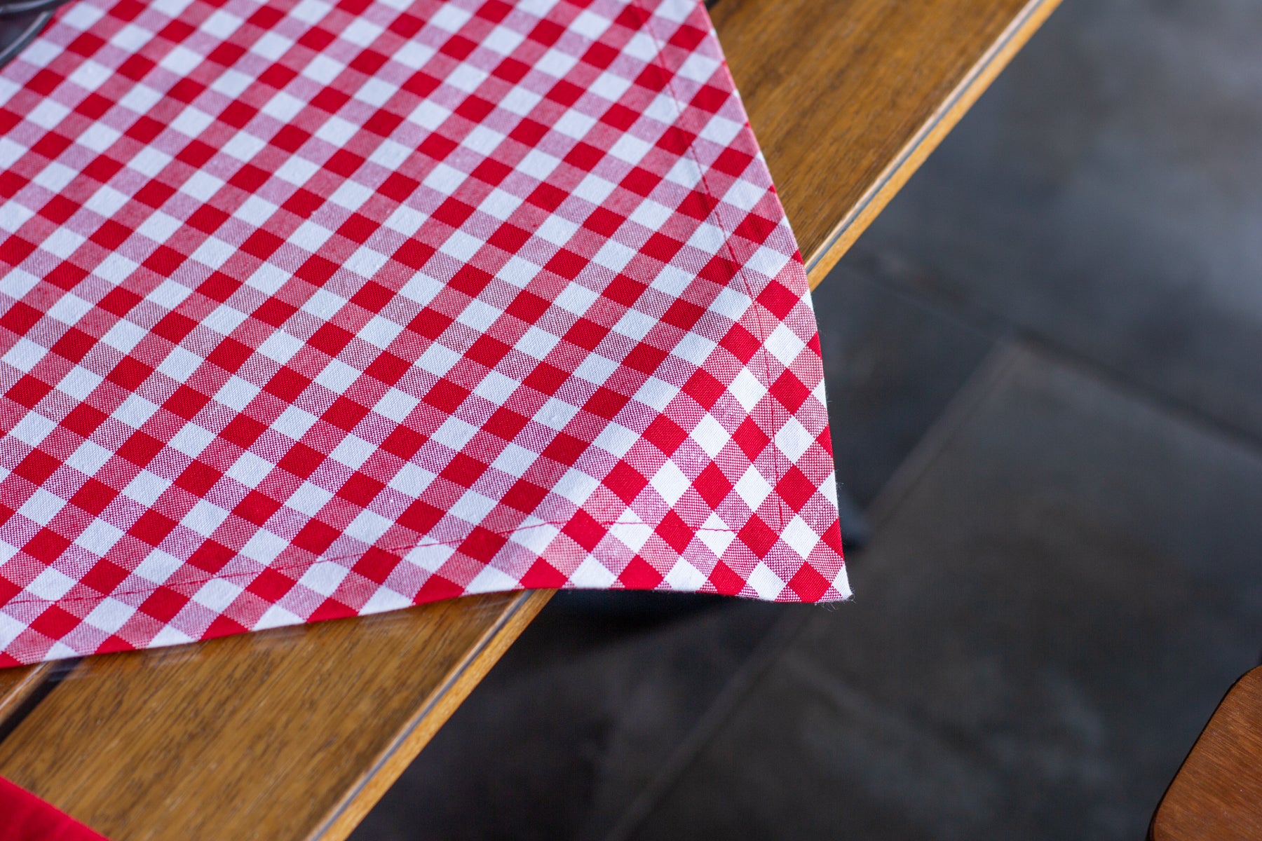 Moena ensemble de 7 pièces noir, 6 sous de plat + 1 chemin de table