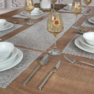 Ensemble de 7 pièces Victoria à brodé gris, 6 sous plats 32x32cm + chemin de table 96x32cm
