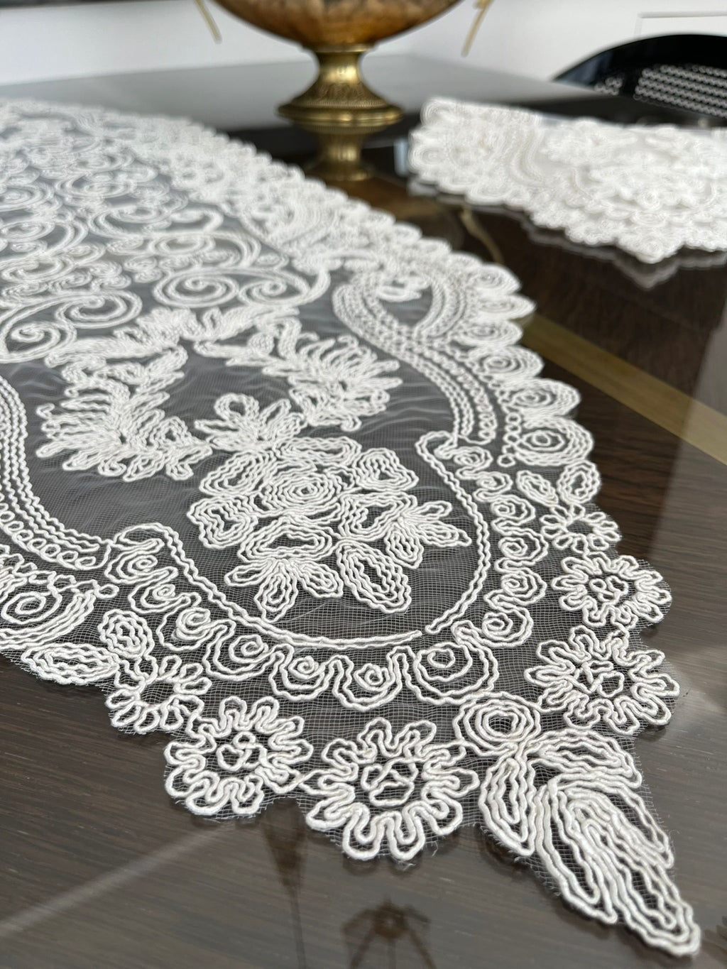 Ensemble de 7 pièces Valonia à Brodé Gris, 6 sous plats 36x52cm + chemin de table 115x38cm