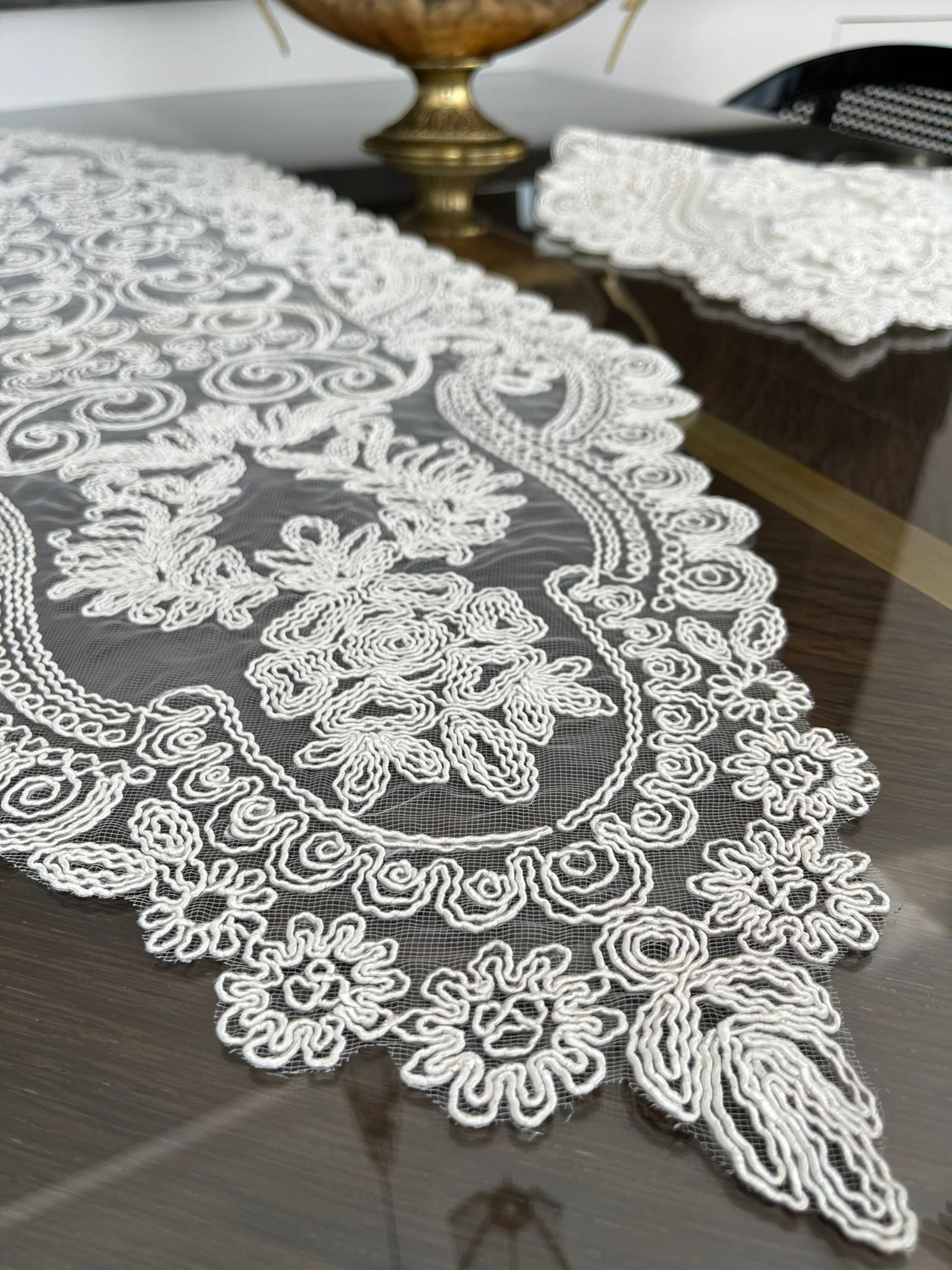 Ensemble de 7 pièces Valonia à Brodé Gris, 6 sous plats 36x52cm + chemin de table 115x38cm