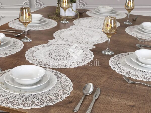 Ensemble de 7 pièces Venezia Blanc, 6 sous plats 40x40cm + 1 chemin de table 110x40cm