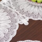 Ensemble de 7 pièces Venezia Blanc, 6 sous plats 40x40cm + 1 chemin de table 110x40cm